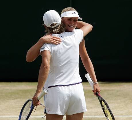 Anna Lena Groenefeld (Deutschland, hinten) und Martina Navratilova (USA) umarmen sich Tennis Damen All England Championships 2005, Grand Slam, WTA Tour, Rasen, Rasenplatz, Rasentennis, Rasenturnier Gruppe Wimbledon London Harmonie Freude, Kameradschaft