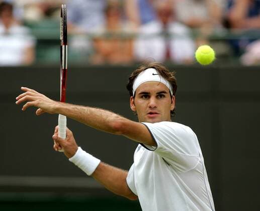 Roger Federer (Schweiz) - Vorhand Tennis Herren All England Championships 2005, Grand Slam, ATP Tour Einzelbild Wimbledon London Dynamik, Konzentration