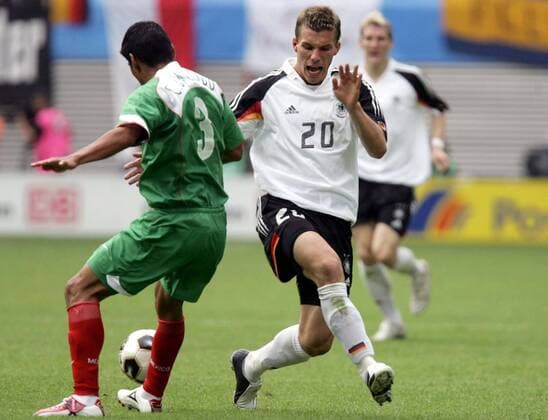 Lukas Podolski (Deutschland, re.) gegen Carlos Salcido (Mexiko) Fußball Länderspiel Herren Confederations Cup 2005, Confederationscup, Konföderationencup, Konföderationen, Vdig Gruppe Leipzig Dynamik,