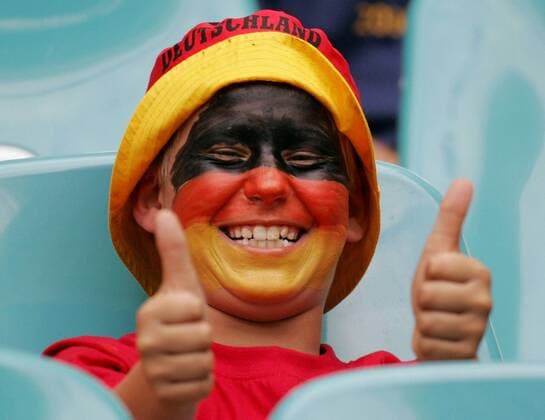 Zufriedener deutscher Fan mit Gesichtsbemalung Fußball Länderspiel Herren Confederations Cup 2005, Confederationscup, Konföderationen, Konföderationencup, Vdig Porträt Leipzig Freude,