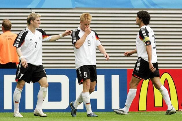 Bastian Schweinsteiger (li.) tröstet Mike Hanke (Mitte) nach dessen Platzverweis; re. Michael Ballack (alle Deutschland) Fußball Länderspiel Herren Confederations Cup 2005, Confederationscup, Konföderationen, Konföderationencup, Vdig Gruppe Leipzig Enttäuschung,