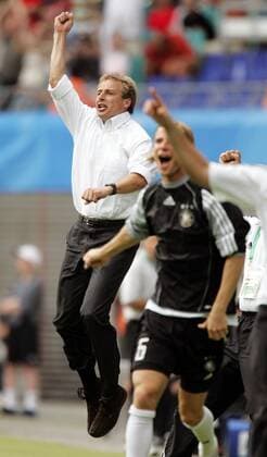 Bundestrainer Jürgen Klinsmann (Deutschland) macht vor Freude einen Luftsprung Fußball Länderspiel Herren Confederations Cup 2005, Confederationscup, Konföderationen, Konföderationencup, Vdig Einzelbild Leipzig Freude, Begeisterung,