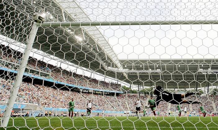 Torwart Oswaldo Sanchez (Mexiko) streckt sich vergeblich, der Ball landet genau im Winkel Fußball Länderspiel Herren Confederations Cup 2005, Confederationscup, Konföderationen, Konföderationencup, Vdig Totale Leipzig