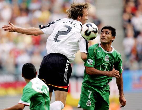 Antonio Naelson Zinha (Mexiko, re.) gegen Andreas Hinkel (Deutschland) Fußball Länderspiel Herren Confederations Cup 2005, Confederationscup, Konföderationen, Konföderationencup, Vdig Gruppe Leipzig Dynamik,