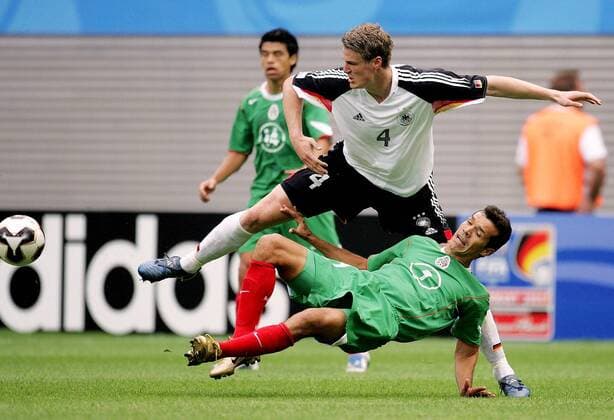 Jared Borgetti (Mexiko, re.) kommt gegen Robert Huth (Deutschland) zu Fall Fußball Länderspiel Herren Confederations Cup 2005, Confederationscup, Konföderationen, Konföderationencup, Vdig Gruppe Leipzig Dynamik,
