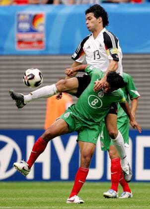 Pavel Pardo (Mexiko, vorn) gegen Michael Ballack (Deutschland) Fußball Länderspiel Herren Confederations Cup 2005, Confederationscup, Konföderationen, Konföderationencup, Vdig Gruppe Leipzig Dynamik,