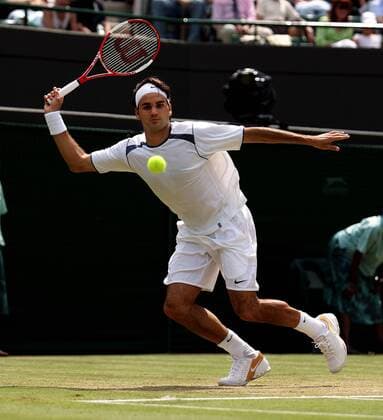 Roger Federer (Schweiz) - Vorhand Tennis Herren All England Championships 2005, Grand Slam, ATP Tour, Rasen, Rasenplatz, Rasentennis, Rasenturnier Einzelbild Wimbledon London Dynamik,