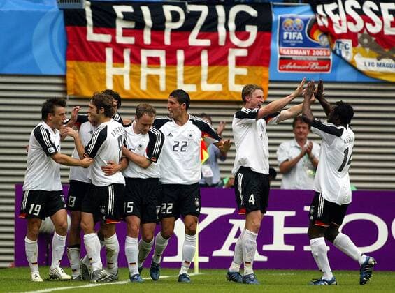 Torjubel im Zeichen der Deutschlandfahne, v.re.: Gerald Asamoah, Robert Huth, Kevin Kuranyi, Ernst, Ballack (verdeckt), Frings und Schneider Fußball Länderspiel Herren Confederations Cup 2005, Confederationscup, Konföderationencup, Konföderationen, Länderspiel Gruppe Landesfahne, Nationalfahne, Aufmacher Leipzig Freude, Begeisterung,