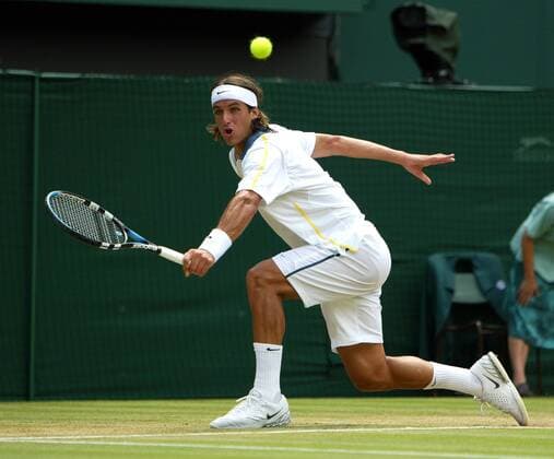 Feliciano Lopez (Spanien) - Rückhand Tennis Herren All England Championships 2005, Grand Slam, ATP Tour, Rasen, Rasenplatz, Rasentennis, Rasenturnier Einzelbild Wimbledon London Dynamik,