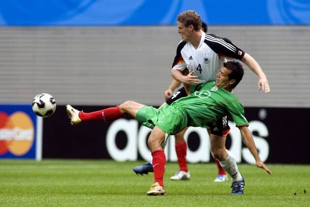 Jared Borgetti (Mexiko, vorn) gegen Robert Huth (Deutschland) Fußball Länderspiel Herren Confederations Cup 2005, Confederationscup, Konföderationencup, Konföderationen, Confedcup, Gruppe Leipzig Dynamik, Kampf