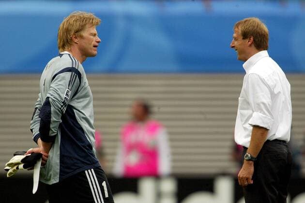 Torwart Oliver Kahn kann angesichts dreier Gegentore die gute Laune von Bundestrainer Jürgen Klinsmann (beide Deutschland) nicht teilen Fußball Länderspiel Herren Confederations Cup 2005, Confederationscup, Konföderationencup, Konföderationen, Länderspiel Gruppe Leipzig Freude,