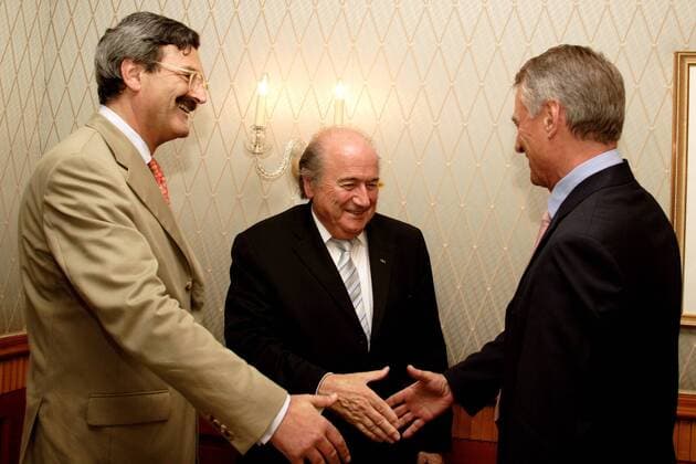 ZDF Chefredakteur Nikolaus Brender (Deutschland, li.), FIFA Präsident Sepp Blatter (Schweiz) und ARD Vorsitzender Dr. Thomas Gruber (Deutschland, re.) anlässlich der Vergabe der Fernsehrechte für die WM 2010 Fußball WM Herren Vorschau Weltmeisterschaft 2010, Fernsehen, Free TV, Medien, Übertragungsrechte, Senderechte, Rechte Gruppe Verband, Leiter, rechtliche, shake hands Frankfurt M., Rechtevergabe 2005, shakehands