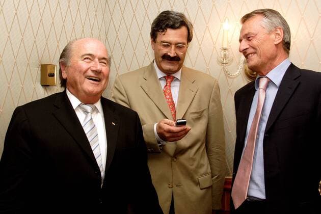 FIFA Präsident Sepp Blatter (Schweiz, li.), ZDF Chefredakteur Nikolaus Brender und ARD Vorsitzender Dr. Thomas Gruber (beide Deutschland, re.) sind anlässlich der Vergabe der Senderechte für die WM 2010 an die Öffentlich Rechtlichen gut gelaunt Fußball WM Herren Vorschau Weltmeisterschaft 2010, Fernsehen, Free TV, Medien, Übertragungsrechte, Senderechte, Rechte Gruppe Verband, Leiter, rechtliche Frankfurt M., Rechtevergabe 2005, lachen lächeln