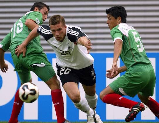 Lukas Podolski (Deutschland, Mitte) setzt sich gegen Ricardo Osorio (re.) und Mario Mendez (beide Mexiko) durch Fußball Länderspiel Herren Confederations Cup 2005, Confederationscup, Konföderationencup, Konföderationen, Länderspiel Gruppe Leipzig Dynamik,