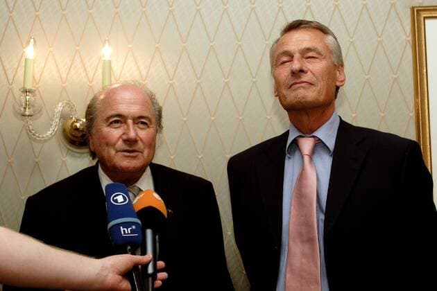 FIFA Präsident Sepp Blatter (Schweiz, li.) anlässlich der Vergabe der Senderechte für die WM 2010 an die Öffentlich Rechtlichen im Interview, daneben schließt der BR Intendant und ARD Vorsitzende Dr. Thomas Gruber (Deutschland) für einen Moment die Augen Fußball WM Herren Vorschau Weltmeisterschaft 2010, Fernsehen, Free TV, Medien, Übertragungsrechte, Senderechte, Rechte Gruppe Frankfurt M., Rechtevergabe 2005