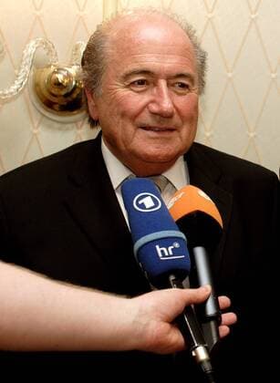 FIFA Präsident Sepp Blatter (Schweiz) anlässlich der Vergabe der Senderechte für die WM 2010 an die Öffentlich Rechtlichen Sendeanstalten im Interview Fußball WM Herren Vorschau Weltmeisterschaft 2010, Fernsehen, Free TV, Medien, Übertragungsrechte, Senderechte, Rechte Einzelbild Frankfurt M., Rechtevergabe 2005