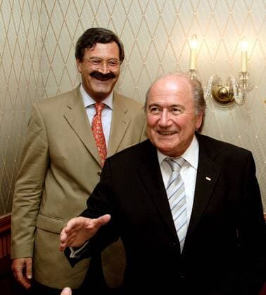 FIFA Präsident Sepp Blatter (Schweiz, vorn) und ZDF Chefredakteur Nikolaus Brender (Deutschland) sind anlässlich der Vergabe der Senderechte für die WM 2010 an die Öffentlich Rechtlichen gut gelaunt Fußball WM Herren Vorschau Weltmeisterschaft 2010, Fernsehen, Free TV, Medien, Übertragungsrechte, Senderechte, Rechte Gruppe Frankfurt M., Rechtevergabe 2005