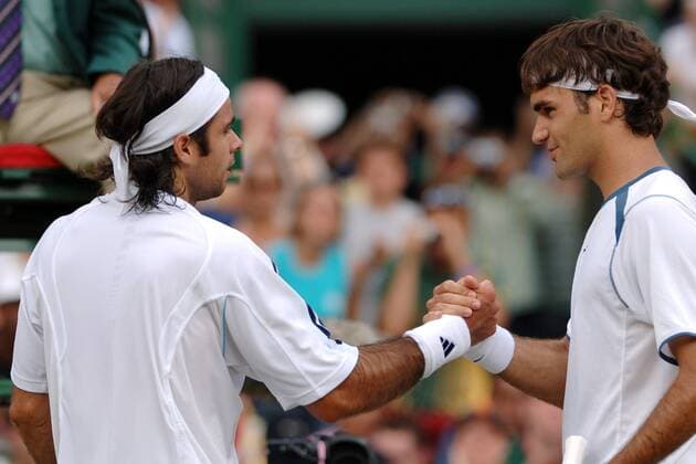 Roger Federer (Schweiz, re.) empfängt die Glückwünsche von Fernando Gonzalez (Chile) Tennis Herren All England Championships 2005, Grand Slam, ATP Tour, Viertelfinale Gruppe Wimbledon London