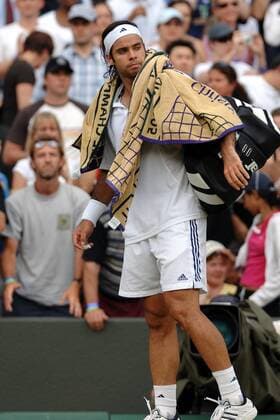 Fernando Gonzalez (Chile) wirft einen letzten Blick auf den Platz Tennis Herren All England Championships 2005, Grand Slam, ATP Tour, Viertelfinale Einzelbild Wimbledon London Enttäuschung,
