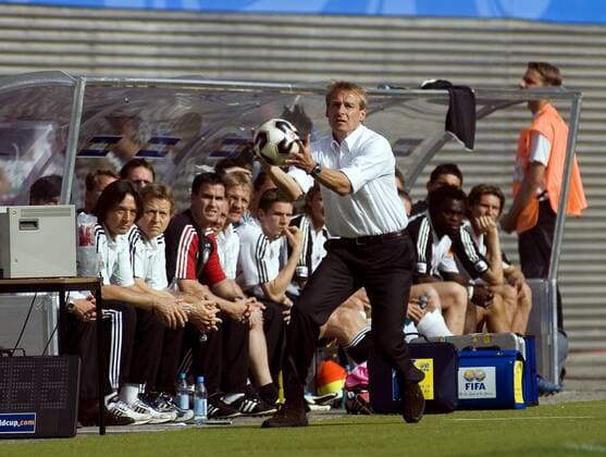 Bundestrainer Jürgen Klinsmann (Deutschland, vorn) fängt den Ball vor der deutschen Bank Fußball Länderspiel Herren Confederations Cup 2005, Confederationscup, Konföderationencup, Konföderationen, Confedcup, Gruppe Leipzig Dynamik,