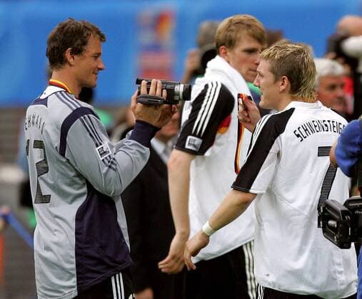 Torwart Jens Lehmann filmt Bastian Schweinsteiger (beide Deutschland) mit seiner Bronzemedaille Fußball Länderspiel Herren Confederations Cup 2005, Confederationscup, Konföderationencup, Konföderationen, Länderspiel Gruppe Leipzig