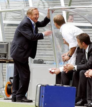 DFB Präsident Gerhard Mayer Vorfelder (li.) im gut gelaunten Gespräch mit Bundestrainer Jürgen Klinsmann (beide Deutschland) Fußball Länderspiel Herren Confederations Cup 2005, Confederationscup, Konföderationencup, Konföderationen, Confed, Länderspiel Gruppe Leipzig