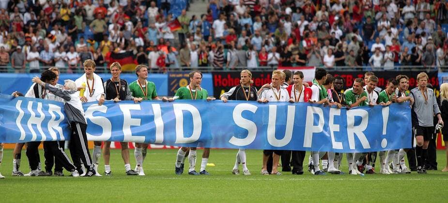 Ihr seid super! Die deutschen Spieler bedanken sich bei den Zuschauern für die Unterstützung beim Confederations Cup 2005 Fußball Länderspiel Herren Confederations Cup 2005, Confederationscup, Konföderationencup, Konföderationen, Länderspiel Totale Leipzig