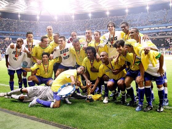 Brasilien ist Confedcupsieger 2005 - Hi.v.li. Luisao, Julio Baptista, Emerson, Torwart Heurelho Gomes, Leo, Kaka, Juan, Gilberto, Mitte v.li. Ze Roberto, Ricardo Oliveira, Edu, Lucio, Gilberto Silva, Roque Junior, Maicon, Juninho, Cicinho ... Fußball Länderspiel Herren Confederationscup 2005, Confederations Cup, Konföderationencup, Konföderationen, Confedcup, Confed Totale Frankfurt M. Freude,