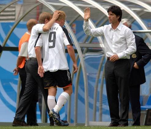 Bundestrainer Jürgen Klinsmann (li.) tröstet den enttäuschten Mike Hanke nach dessen Platzverweis, Co Trainer Joachim Löw (alle Deutschland) hebt die Hand zum abklatschen Fußball Länderspiel Herren Confederations Cup 2005, Confederationscup, Konföderationencup, Konföderationen, Länderspiel Gruppe Leipzig Enttäuschung,