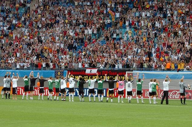 Die deutsche Mannschaft bedankt sich mit der Welle bei den Fans Fußball Länderspiel Herren Confederations Cup 2005, Confederationscup, Konföderationencup, Konföderationen, Länderspiel Totale bedanken, Leipzig Freude,