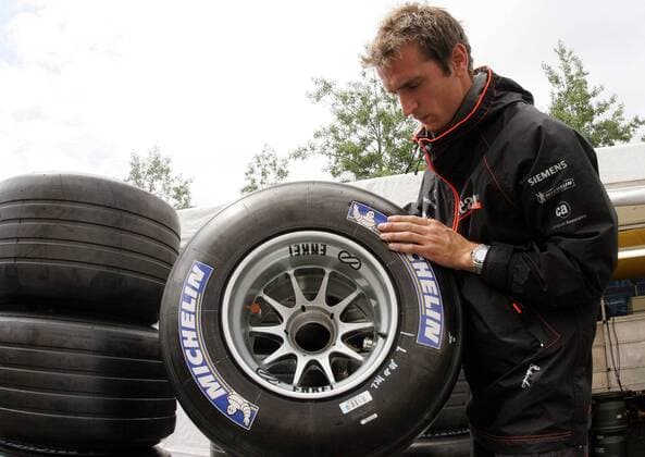 Mechaniker überprüft einen Michelin Reifen Motorsport Grand Prix Herren Großer Preis von Frankreich 2005, Formel 1 Weltmeisterschaft, F1, F, GP, WM Einzelbild Magny Cours