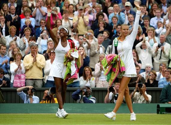 Venus Williams (USA, li.) und Maria Sharapova (Rußland) verabschieden sich von den Zuschauern Tennis Damen All England Championships 2005, Grand Slam, WTA Tour, Rasen, Rasenplatz, Rasentennis, Rasenturnier Gruppe Wimbledon London