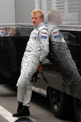 Kimi Räikkönen (Finnland McLaren Mercedes) lehnt am Motorhome Motorsport Grand Prix Herren Großer Preis von Frankreich 2005, Formel 1 Weltmeisterschaft, F1, F, GP, WM Einzelbild Magny-Cours