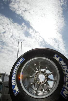 Ein Michelin Reifen unter dem leicht bewölktem Himmel von Magny Cours Motorsport Grand Prix Herren Großer Preis von Frankreich 2005, Formel 1 Weltmeisterschaft, F1, F, GP, WM Einzelbild Magny-Cours
