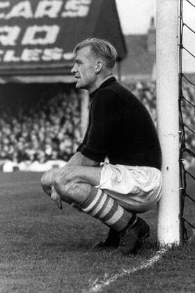 Torwart Bert Trautmann (Manchester City) entspannt am Pfosten -  Fußball Herren English First Division 1953 1954, 1. Englische Liga, Manchester City, Vneg, Vsw Einzelbild Manchester