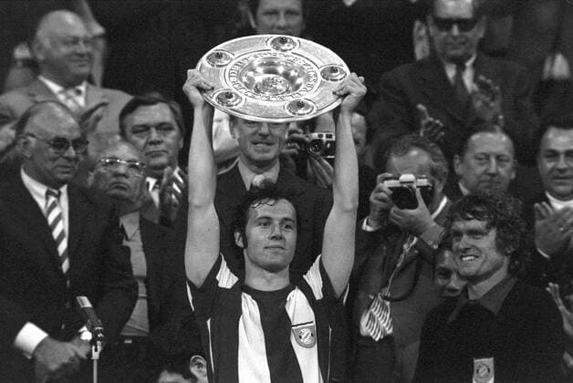 Deutscher Meister 1972 - Franz Beckenbauer (Mitte) jubelt mit der Meisterschale, daneben Torwart Sepp Maier (beide Bayern, re.) Fußball 1. BL Herren Saison 1971 1972, FC Bayern München, Meisterfeier, feiern, Feier Gruppe München Freude,