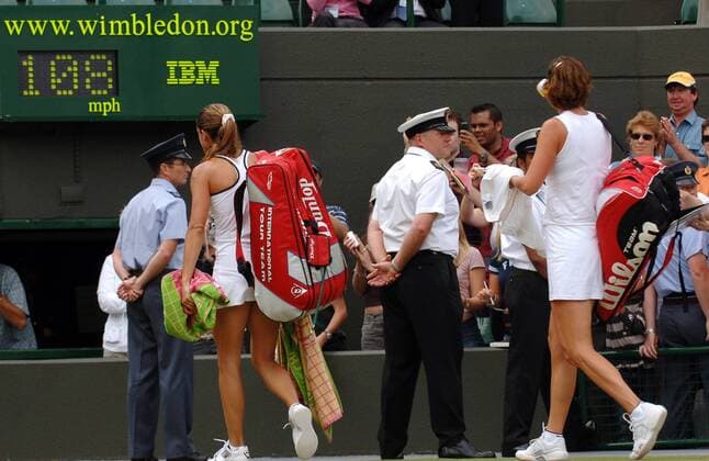 Amelie Mauresmo (Frankreich, li.) und Lindsay Davenport (USA) verlassen den Court Tennis Damen All England Championships 2005, WTA Tour, Grand Slam Gruppe Wimbledon London