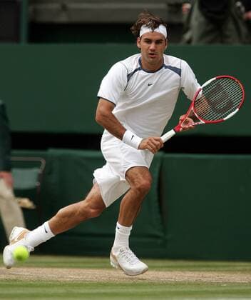 Roger Federer (Schweiz) fixiert den Ball Tennis Herren All England Championships 2005, Grand Slam, ATP Tour, Halbfinale, Vdig Einzelbild Wimbledon London Dynamik,