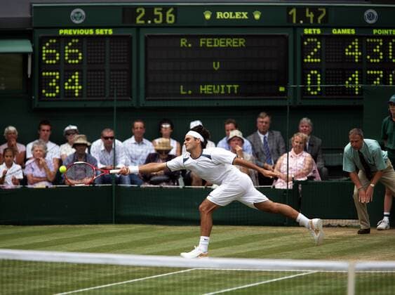 Roger Federer (Schweiz) streckt sich trotz Zweisatzführung gegen Lleyton Hewitt (Australien) nach jedem Ball Tennis Herren All England Championships 2005, Grand Slam, ATP Tour, Halbfinale, Vdig Einzelbild Wimbledon London Dynamik,