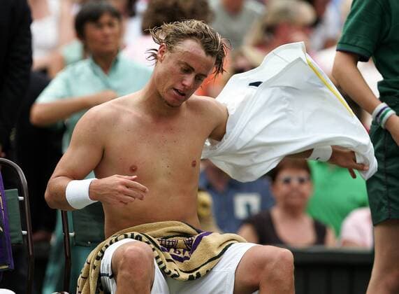 Lleyton Hewitt (Australien) streift nach Spielende enttäuscht das Trikot ab Tennis Herren All England Championships 2005, Grand Slam, ATP Tour, Halbfinale, Vdig Einzelbild Wimbledon London Enttäuschung,