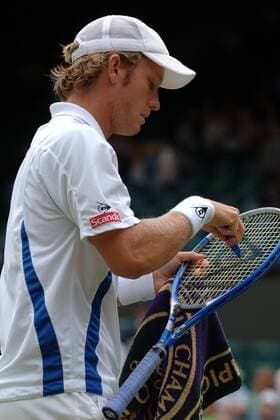 Thomas Johansson (Schweden) richtet nachdenklich die Saiten seines Schlägers Tennis Herren All England Championships 2005, Grand Slam, ATP Tour, Rasen, Rasenplatz, Rasentennis, Rasenturnier, Einzelbild Wimbledon London Nachdenklichkeit,