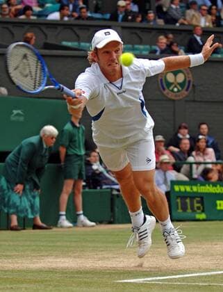 Thomas Johansson (Schweden) streckt sich nach dem Ball Tennis Herren All England Championships 2005, Grand Slam, ATP Tour, Rasen, Rasenplatz, Rasentennis, Rasenturnier, Einzelbild Wimbledon London Dynamik,