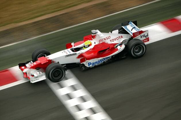 Ralf Schumacher (Deutschland Toyota) rast über die Ziellinie Motorsport Grand Prix Herren Großer Preis von Frankreich 2005, Formel 1 Weltmeisterschaft, F1, F, GP, WM, Einzelbild Magny Cours Dynamik,