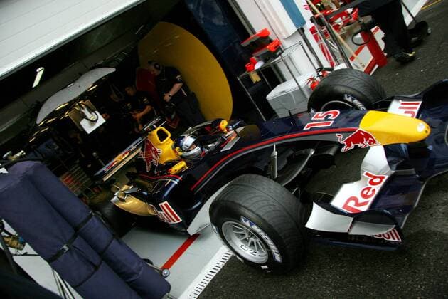 Christian Klien (Österreich Red Bull Cosworth) verläßt in seinem Boliden die Box Motorsport Herren Großer Preis von Frankreich 2005, Formel 1 Weltmeisterschaft, F1, F, GP, WM Einzelbild Circuit de Nevers Magny Cours