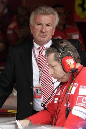Teamchef Jean Todt (Frankreich Ferrari, re.) neben dem nachdenklichen Willi Weber (Deutschland), Manager der Schumacher Brüder Motorsport Grand Prix Herren Großer Preis von Frankreich 2005, Formel 1 Weltmeisterschaft, F1, F, GP, WM Gruppe Circuit de Nevers Magny-Cours Nachdenklichkeit,