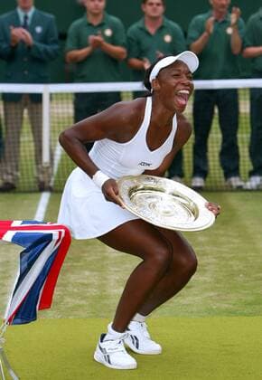 Wimbledon Siegerin Venus Williams (USA) jubelt mit der Trophäe, passenderweise Venus Rosewater Dish genannt Tennis Damen All England Championships 2005, WTA Tour, Grand Slam, Rasen, Rasenplatz, Rasentennis, Rasenturnier Einzelbild Wimbledon London Glück Freude, Begeisterung,