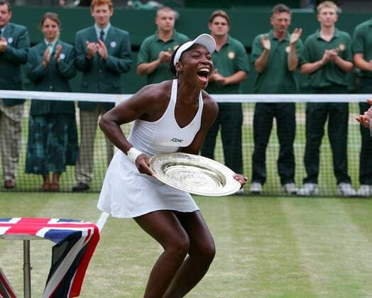 Wimbledon Siegerin Venus Williams (USA) jubelt mit der Trophäe, der Venus Rosewater Dish Tennis Damen All England Championships 2005, WTA Tour, Grand Slam, Rasen, Rasenplatz, Rasentennis, Rasenturnier Einzelbild Wimbledon London Glück Freude, Begeisterung,