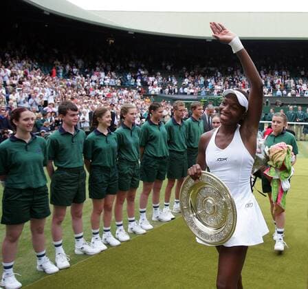 Wimbledon Siegerin Venus Williams (USA) winkt den Anhängern, die Ballkinder stehen Spalier Tennis Damen All England Championships 2005, WTA Tour, Grand Slam, Rasen, Rasenplatz, Rasentennis, Rasenturnier Einzelbild Wimbledon London Glück Freude,