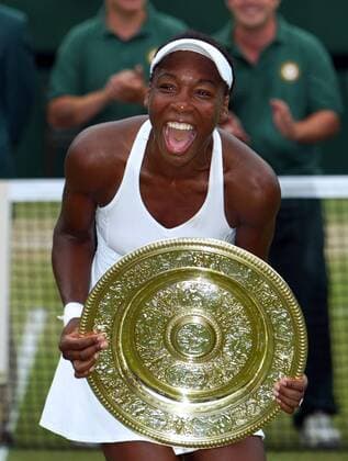 Wimbledon Siegerin Venus Williams (USA) jubelt mit der Trophäe, der Venus Rosewater Dish Tennis Damen All England Championships 2005, WTA Tour, Grand Slam Einzelbild Wimbledon London Glück Freude, Begeisterung,