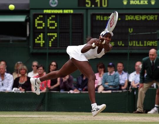 Venus Williams (USA) - beidhändige Rückhand Tennis Damen All England Championships 2005, WTA Tour, Grand Slam, Rasen, Rasenplatz, Rasentennis, Rasenturnier Einzelbild Wimbledon London Dynamik,